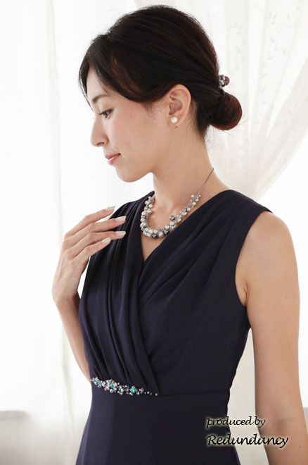 ネイビーのビジュー付きフィットアンドフレアドレス