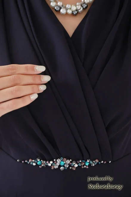 ネイビーのビジュー付きフィットアンドフレアドレス