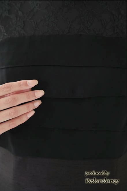 ブラックのシフォンスリーブ異素材切替ドレス