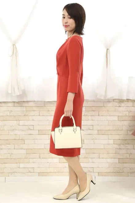 オレンジの七分袖のワンピース