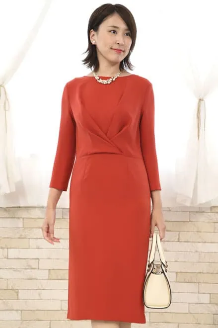 オレンジの七分袖のワンピース