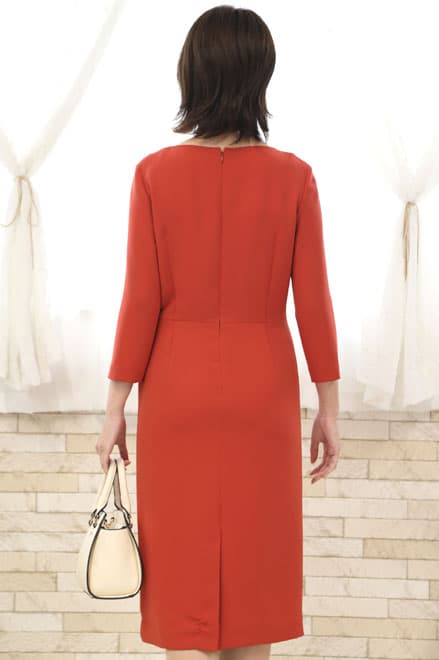 オレンジの七分袖のワンピース