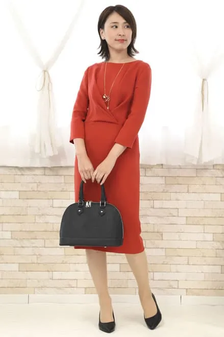 オレンジの七分袖のワンピース