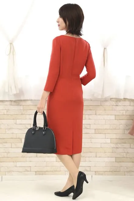 オレンジの七分袖のワンピース