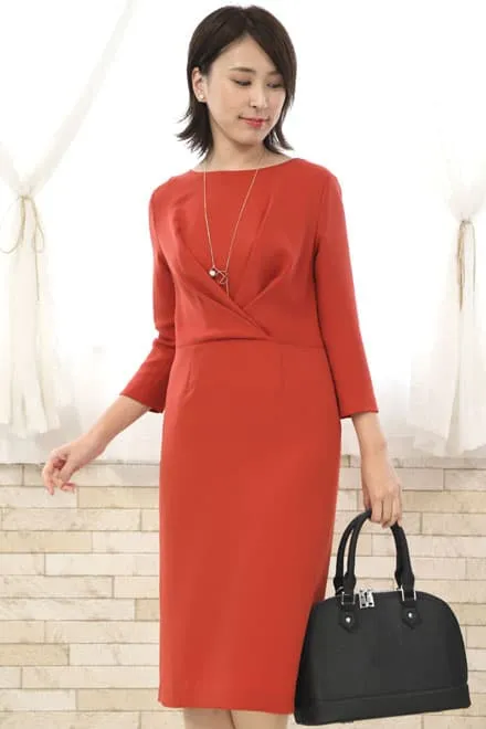 オレンジの七分袖のワンピース