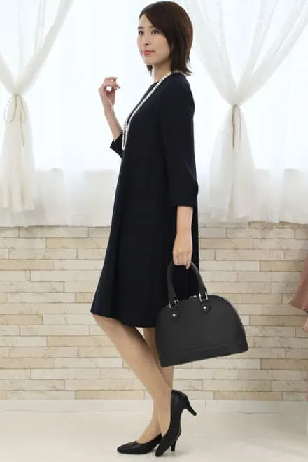 ネイビーのバックプリーツAラインドレス