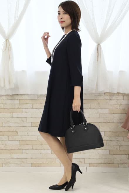 ネイビーのバックプリーツAラインドレス