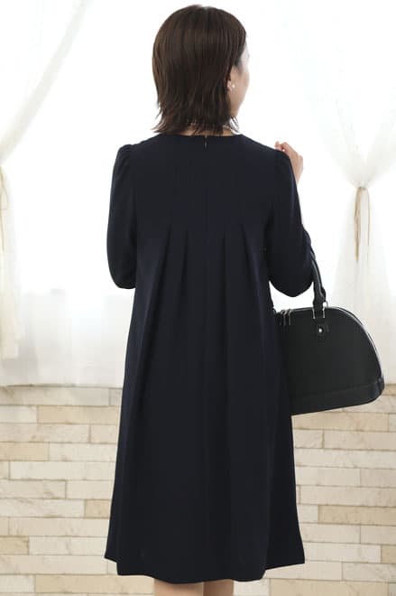 ネイビーのバックプリーツAラインドレス