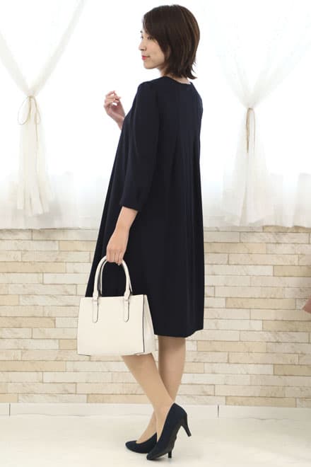 ネイビーのバックプリーツAラインドレス