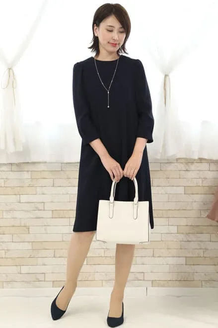 ネイビーのバックプリーツAラインドレス