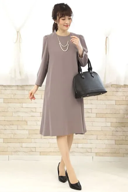 グレージュのバックプリーツAラインドレス