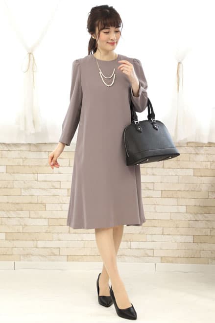 グレージュのバックプリーツAラインドレス