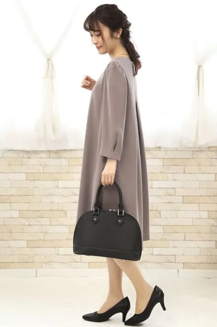 グレージュのバックプリーツAラインドレス