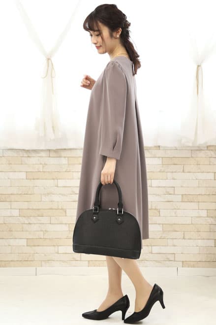 グレージュのバックプリーツAラインドレス