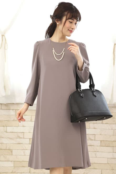 グレージュのバックプリーツAラインドレス