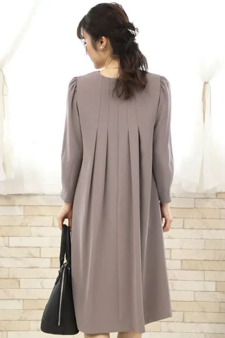 グレージュのバックプリーツAラインドレス