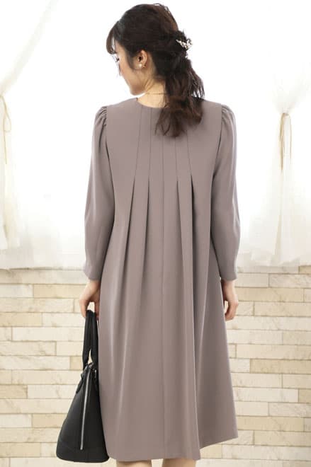 グレージュのバックプリーツAラインドレス