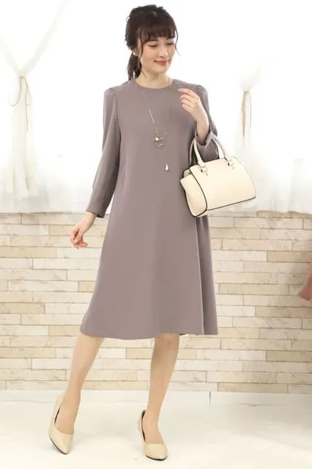 グレージュのバックプリーツAラインドレス