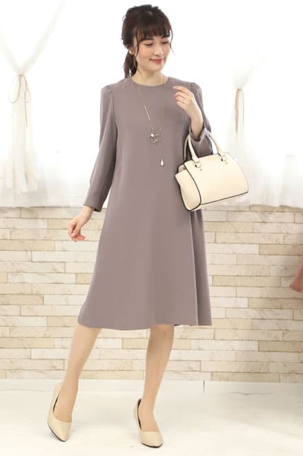 グレージュのバックプリーツAラインドレス