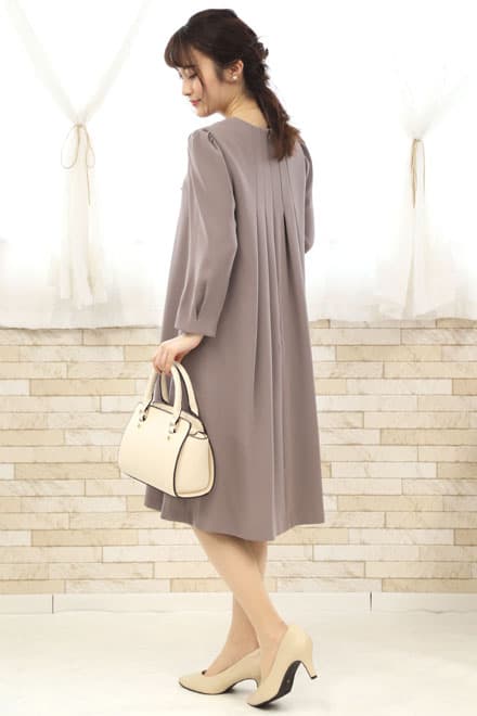 グレージュのバックプリーツAラインドレス