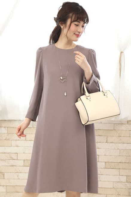 グレージュのバックプリーツAラインドレス