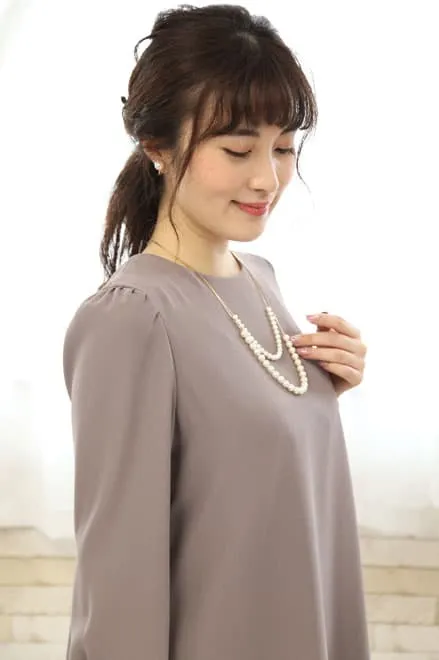 グレージュのバックプリーツAラインドレス