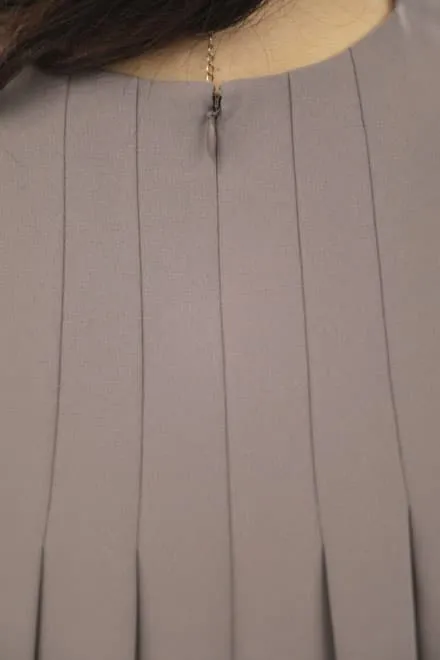 グレージュのバックプリーツAラインドレス