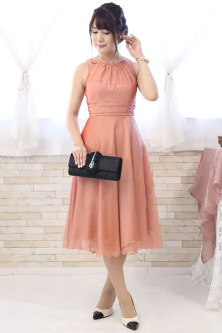 サーモンピンクのビジュー付きシアーシフォンドレス
