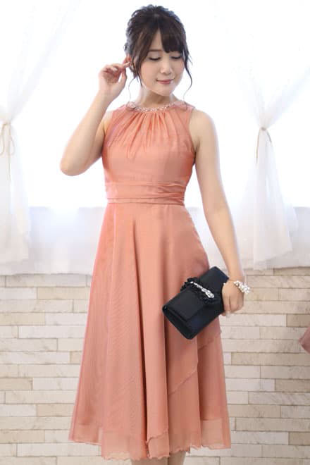 サーモンピンクのビジュー付きシアーシフォンドレス