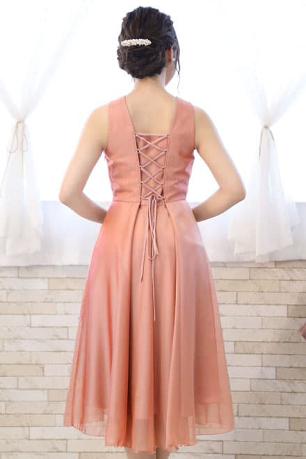 サーモンピンクのビジュー付きシアーシフォンドレス