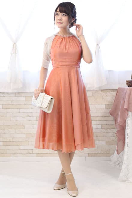 サーモンピンクのビジュー付きシアーシフォンドレス
