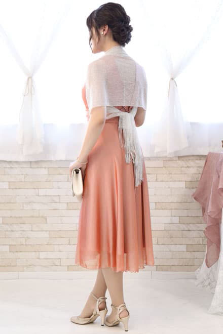 サーモンピンクのビジュー付きシアーシフォンドレス