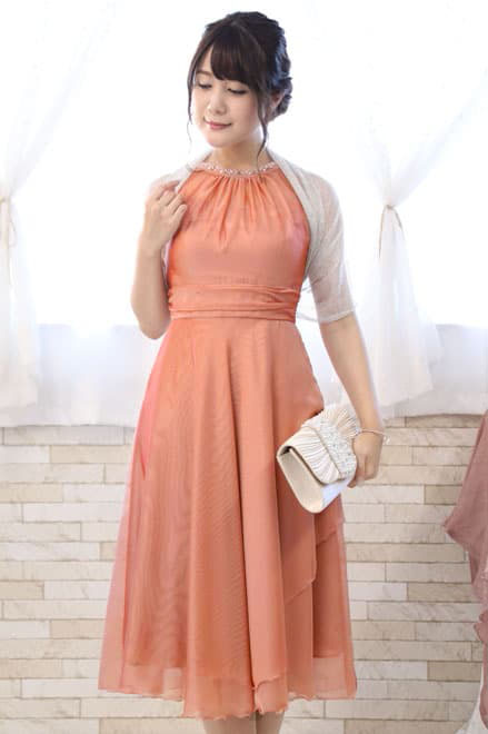 サーモンピンクのビジュー付きシアーシフォンドレス