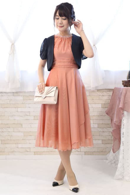 サーモンピンクのビジュー付きシアーシフォンドレス