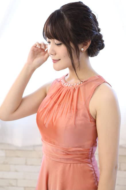 サーモンピンクのビジュー付きシアーシフォンドレス