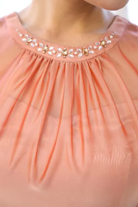 サーモンピンクのビジュー付きシアーシフォンドレス