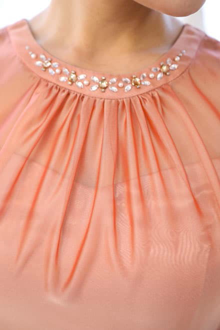 サーモンピンクのビジュー付きシアーシフォンドレス
