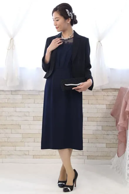 ブラックの襟付き七分袖ボレロ