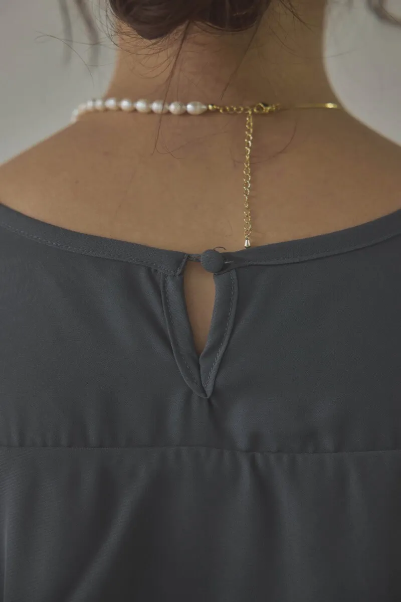 チャコールグレーの授乳口付きレーススカートドレス