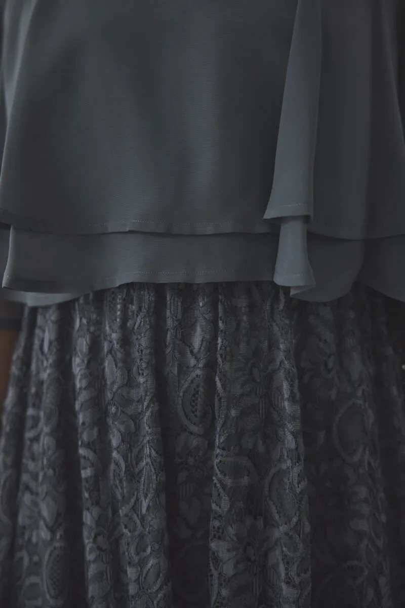 チャコールグレーの授乳口付きレーススカートドレス