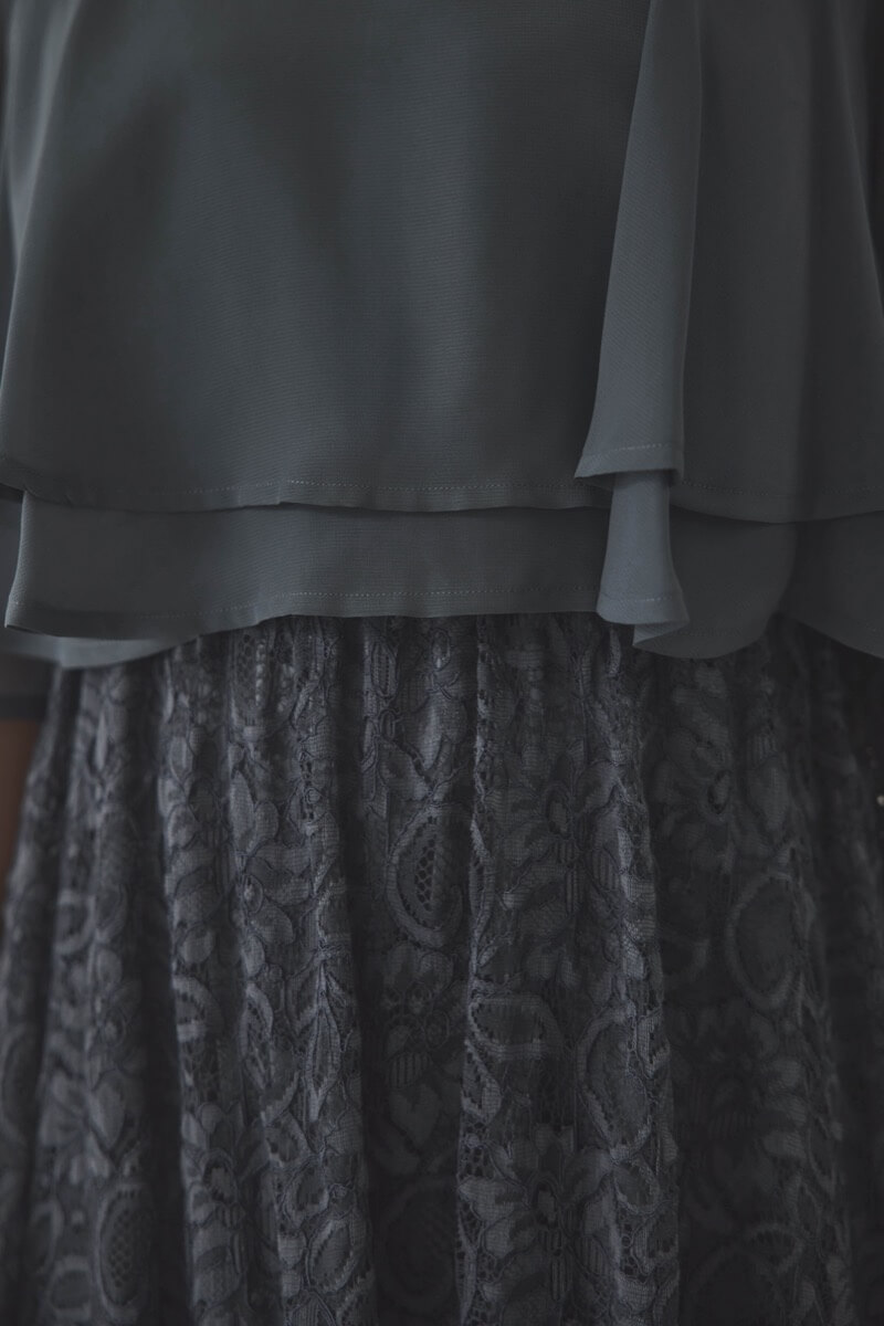 チャコールグレーの授乳口付きレーススカートドレス