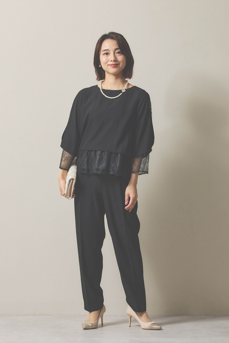 ブラックのペプラムレースパンツドレス