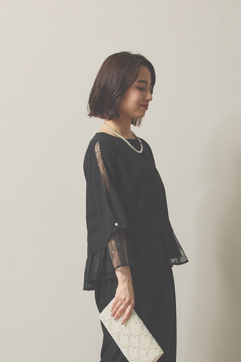 ブラックのペプラムレースパンツドレス