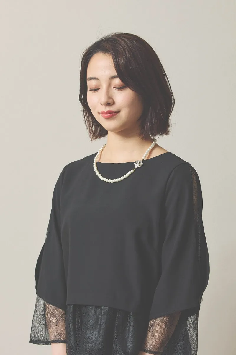 ブラックのペプラムレースパンツドレス