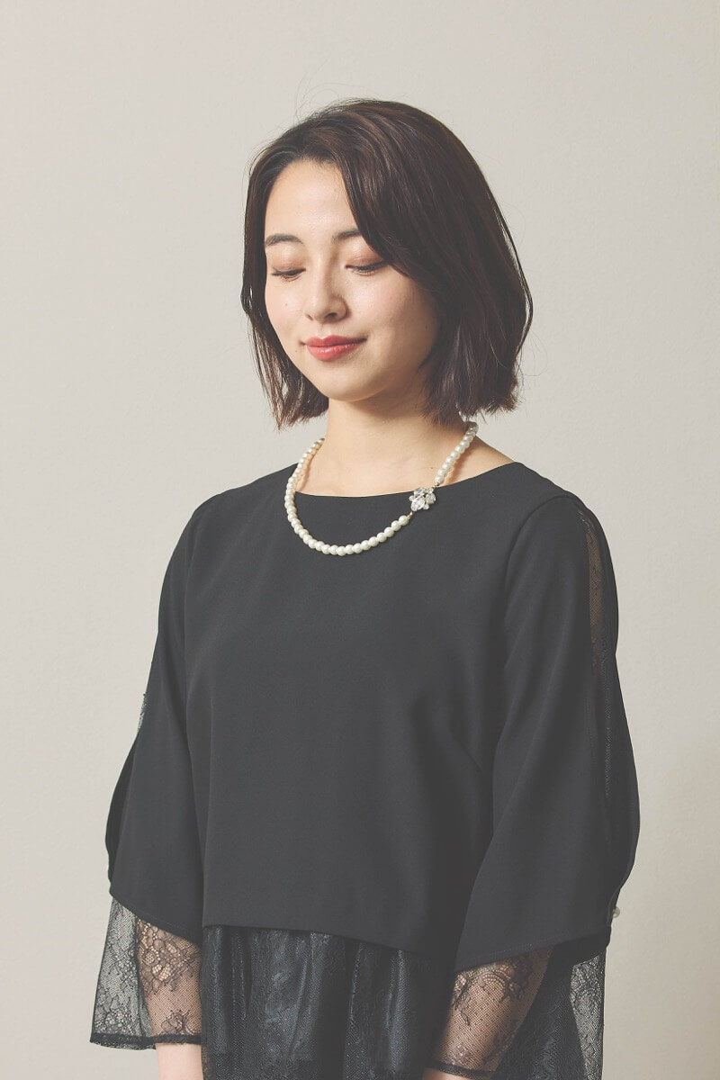 ブラックのペプラムレースパンツドレス