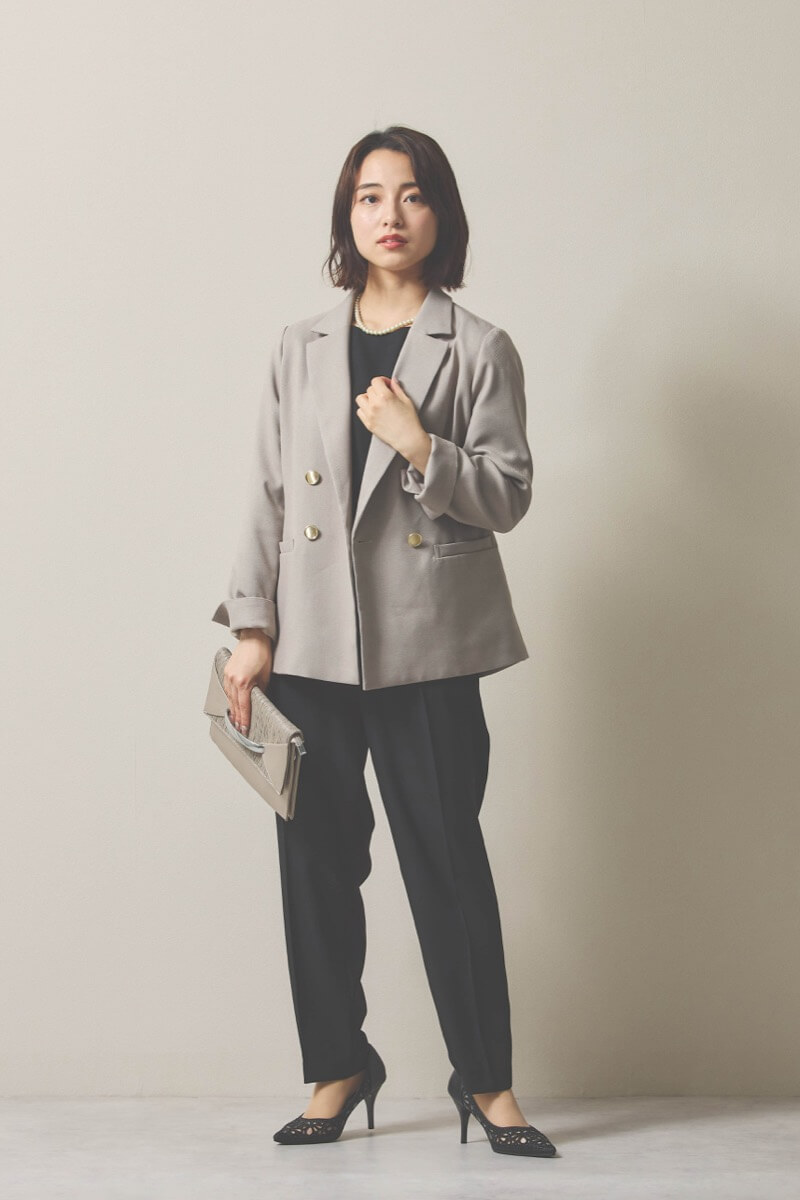 ブラックのペプラムレースパンツドレス