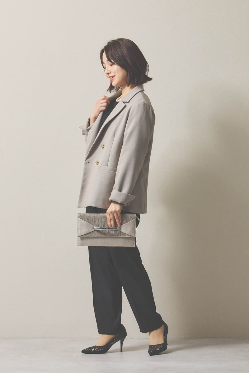 ブラックのペプラムレースパンツドレス