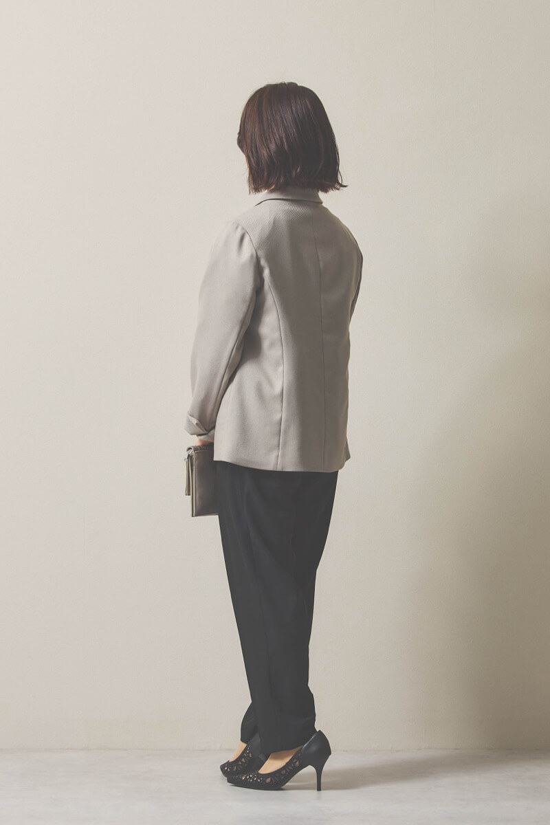 ブラックのペプラムレースパンツドレス