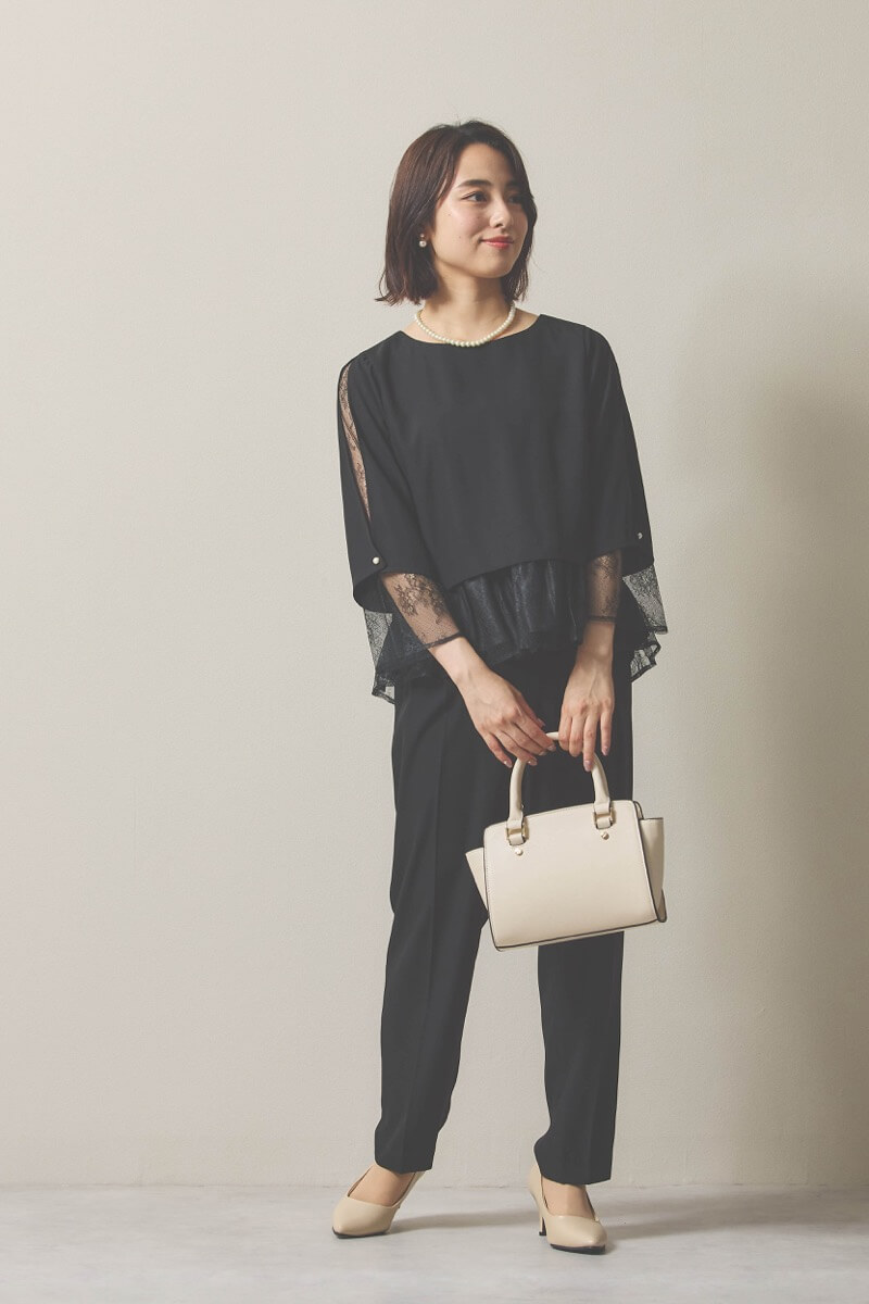 ブラックのペプラムレースパンツドレス