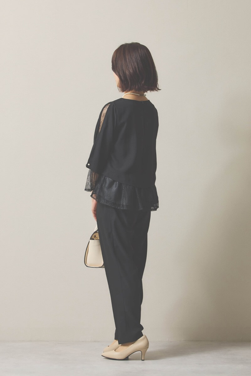 ブラックのペプラムレースパンツドレス